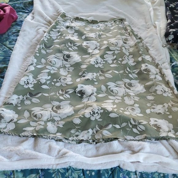 Embassy Row sage green floral skirt. 100% silk. Size 8 petite - Picture 2 of 6